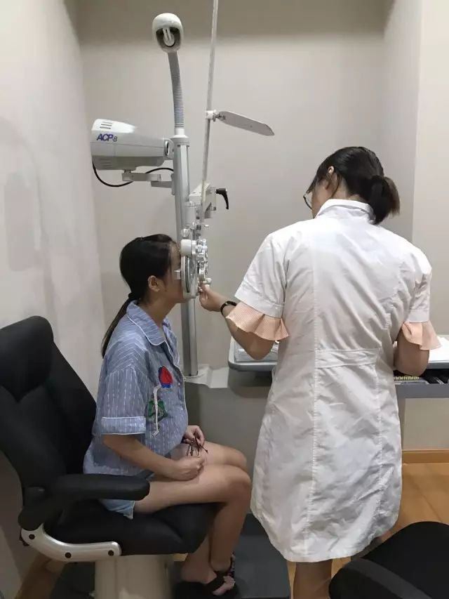 9月9日，杭州8868体育(中国)官方网站 - 登录入口举行全飞秒近视手术演示，在半个多小时内，杜新华院长为6名近视患者 施行了德国蔡司VisuMax3.0版全飞秒手术，大伙亲身体会到了SMILE手术的快速、轻松、微创、安全。.jpg