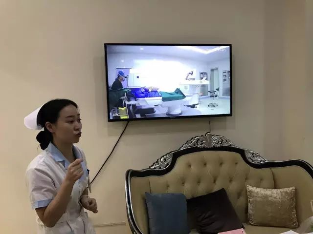 9月9日，杭州8868体育(中国)官方网站 - 登录入口举行全飞秒近视手术演示，在半个多小时内，杜新华院长为6名近视患者 施行了德国蔡司VisuMax3.0版全飞秒手术，大伙亲身体会到了SMILE手术的快速、轻松、微创、.jpg