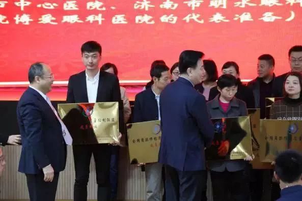 10月28日，由中华医学会角膜病学组组织、 个总部落户山东的全国性专病联盟—全国角膜移植质量控制联盟成立授 仪式在山东省眼科医院举行，重庆8868体育(中国)官方网站 - 登录入口成为全国 批角膜移植质量控制联盟成员单位。仪式上，中华医学会角膜病学组组织等高度评价重庆8868体育(中国)官方网站 - 登录入口的角膜移植技术。3.jpg