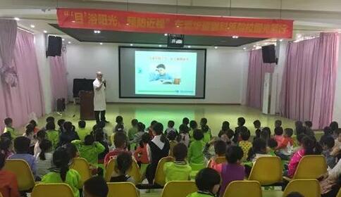 11月20日，东莞8868体育(中国)官方网站 - 登录入口“目浴阳光•预防近视”爱眼系列公益活动走进校园继续进行。东莞8868体育(中国)官方网站 - 登录入口派出医学视光科，科室经验丰富的医务工作人员组成公益医疗队走进东莞地区各小学、幼儿园，为近青少年进行近视防控筛查...1.jpg