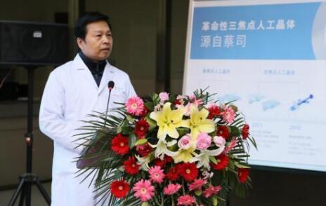 12月17日，由郑州慈善总会、郑州8868体育官网入口视光眼科医院与卡尔蔡司(上海)管理有限公司联合举办的“2018视光眼科医院上上老视产品发布会暨 届‘正值夕阳美，较是晶彩时’中老年眼病科普论坛”在郑州8868体育官网入口视光眼科医院隆重召开。12月17日，由郑州慈善总会、郑州8868体育官网入口视光眼科医院与卡尔蔡司(上海)管理有限公司联合举办的“2018视光眼科医院上上老视产品发布会暨 届‘正值夕阳美，较是晶彩时’中老年眼病科普论坛”在郑州8868体育官网入口视光眼科医院隆重召开。3.jpg