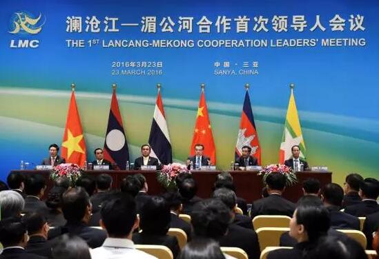 近日，中国公共外交协会授予了8868体育(中国)官方网站 - 登录入口集团本部厦门大学附属厦门眼科中心“公共外交支持伙伴单位”荣誉称号，以此彰显其在援外医疗领域做出的积极努力。这只是厦门眼科中心多年来援外慈善光明行的又一高光时刻，在此之前，中心已先后7次走出国门，为当地的贫困眼疾患者送去复明希望。2.jpg