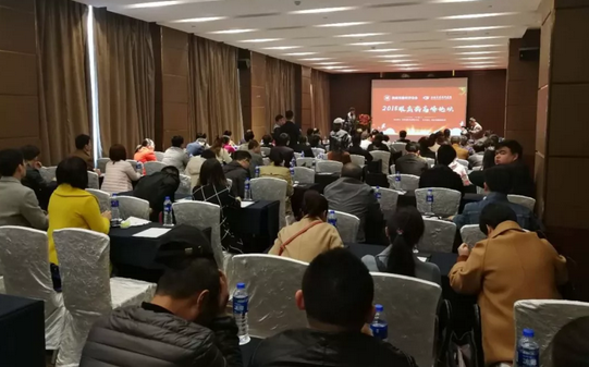 2018年3月3日，‘2018年 届眼底病高峰论坛’在西安曲江环球饭店拉开帷幕。此次高峰论坛由陕西省医学会主办，西安8868体育(中国)官方网站 - 登录入口承办。本次会议邀请到了黎晓新、王骞、惠延年、王雨生、王丽丽、赵燕麟、谢安明、刘涛、郑波、王海燕等数十位全国 眼科专家及教授，与现场150余名眼科同仁共聚一堂，进行学术分享及讨论，分享了眼科领域学术研究的新成果，为新年初始带来一场精致丰富的学术盛宴1.png