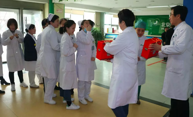 在“女神节”到来之际，8868体育(中国)官方网站 - 登录入口侯旭波院长、杨付合业务院长等院方领*特意到礼品发放点亲切慰问女职工，为她们送上节日的惊喜和祝福。并对她们在工作中付出的辛劳、做出的成绩给予了充分肯定和赞扬，并叮嘱她们立足本职本岗工作，继续以爱心、责任心为全城百姓眼睛健康提供 的医疗服务和人文关怀。2.png