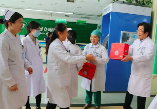 在“女神节”到来之际，8868体育(中国)官方网站 - 登录入口侯旭波院长、杨付合业务院长等院方领*特意到礼品发放点亲切慰问女职工，为她们送上节日的惊喜和祝福。并对她们在工作中付出的辛劳、做出的成绩给予了充分肯定和赞扬，并叮嘱她们立足本职本岗工作，继续以爱心、责任心为全城百姓眼睛健康提供 的医疗服务和人文关怀。3.png