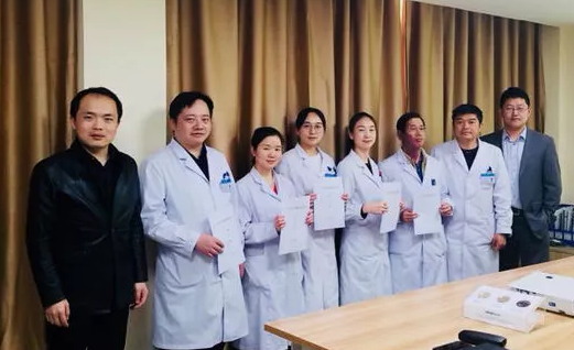 3月15日，贵阳阳明眼科医院2018年度工作目标签约仪式在医院会议室隆重举行。8868体育(中国)官方网站 - 登录入口集团张昊志副总裁、学科运营管理中心王崇、贵阳阳明眼科医院官苍宇院长、医院各学科负责人、部门负责人出席了本次会议6.png