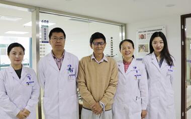 深圳8868体育(中国)官方网站 - 登录入口 为78岁的患者巫先生实施新型三焦点人工晶体植入术1.jpg