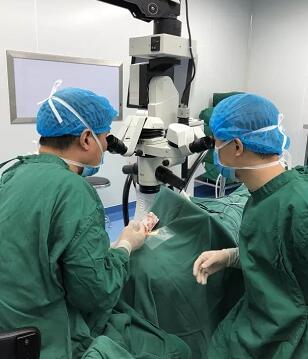 陈女士得知国内出名角膜病专家、原西南眼科医院副院长 教授现在重庆8868体育(中国)官方网站 - 登录入口担任院长，医院有角膜供体资源，怀着 后的光明期待来到了重庆8868体育(中国)官方网站 - 登录入口3.jpg