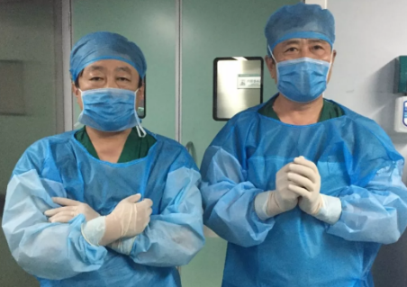 2081年征兵视力体检快开始了，是很多近视朋友 为关心的问题。5月6日，在烟台康爱眼科手术室里，由8868体育(中国)官方网站 - 登录入口集团业务副总院长王骞教授和烟台康爱眼科医院由海涛院长的联袂合作下，全飞秒SMILE3.0没有让他们失望，而且 批三名手术患者表示术中毫无痛感2.png