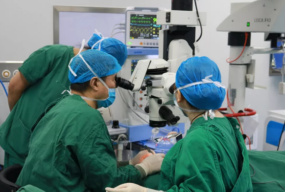 5岁男孩在重庆8868体育(中国)官方网站 - 登录入口顺利进行角膜移植2.png