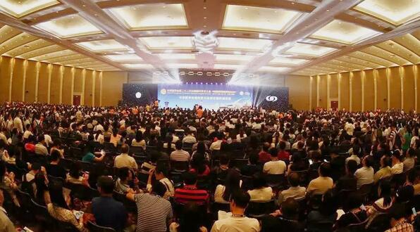 重庆8868体育(中国)官方网站 - 登录入口安晓巨副院长在全国眼科年会进行论文发言1.jpg