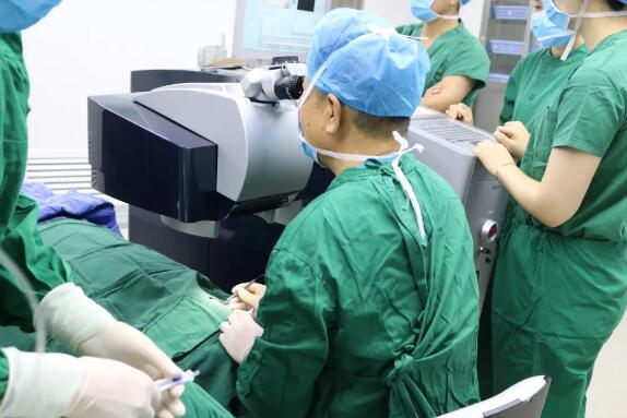 8868体育(中国)官方网站 - 登录入口集团副总院长、厦门大学附属眼科中心业务院长王骞教授莅临西安8868体育(中国)官方网站 - 登录入口为近视患者量身定制个性化手术方案1.jpg