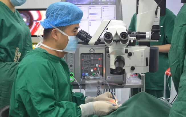 眼科医生的一天——重庆8868体育(中国)官方网站 - 登录入口副院长白内障医生安晓巨2.jpg