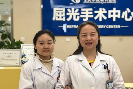 重庆8868体育(中国)官方网站 - 登录入口住院医生小唐由业务副院长汪红教授做了全激光无痕近视手术2.jpg