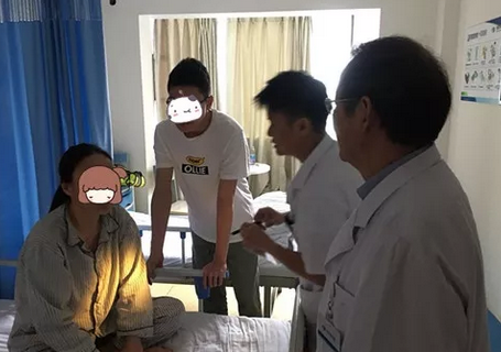 成都8868体育官网入口罗清礼院长为四处求医未果的河南眼眶肿瘤患者手术3.png