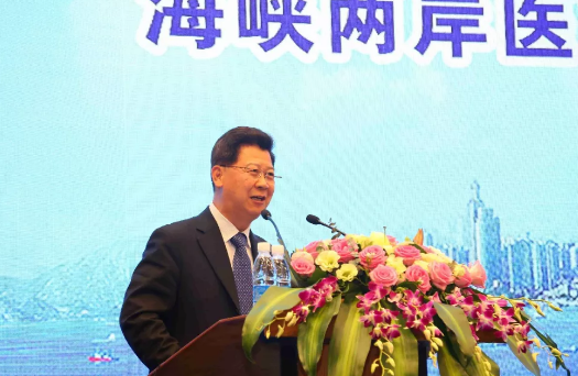 鹭岛初夏，钟灵毓秀;四海宾朋齐聚厦门。对他们来说，时节带来繁花似锦并非意中物，比美景更吸引他们的，是一场全球眼科医学的群英会——第五届8868体育官网入口环球论坛于鹭岛之滨召开。论坛主席由黎晓新、赵堪兴、葛坚、刘祖国共同担任。大会还邀请了海峡两岸医药卫生交流协会会长王立基;厦门市卫生健康委员会副主任孙卫;厦门市医学会副秘书长柳辉;中华医学会眼科学分会副主委、重庆医科大学附属第*医院副院长杨培增教授;4.png