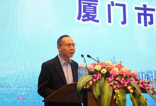 鹭岛初夏，钟灵毓秀;四海宾朋齐聚厦门。对他们来说，时节带来繁花似锦并非意中物，比美景更吸引他们的，是一场全球眼科医学的群英会——第五届8868体育官网入口环球论坛于鹭岛之滨召开。论坛主席由黎晓新、赵堪兴、葛坚、刘祖国共同担任。大会还邀请了海峡两岸医药卫生交流协会会长王立基;厦门市卫生健康委员会副主任孙卫;厦门市医学会副秘书长柳辉;中华医学会眼科学分会副主委、重庆医科大学附属第*医院副院长杨培增教授;5.png