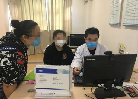  眼病患者在成都8868体育(中国)官方网站 - 登录入口接受厦门眼科中心总院长黎晓新教授远程会诊1.png