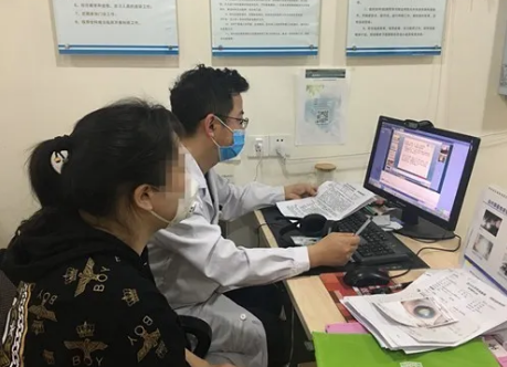  眼病患者在成都8868体育(中国)官方网站 - 登录入口接受厦门眼科中心总院长黎晓新教授远程会诊2.png