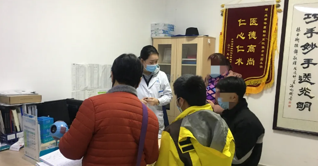 伟大伯母四处借钱为侄儿做近视手术 成都8868体育官网入口：手术费免了！2.png
