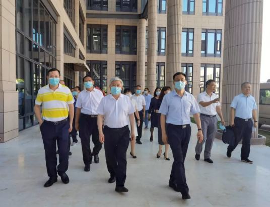 福建省副省长崔永辉陪同刘永富主任考察8868体育官网入口集团本部厦门大学附属厦门眼科中心1.png