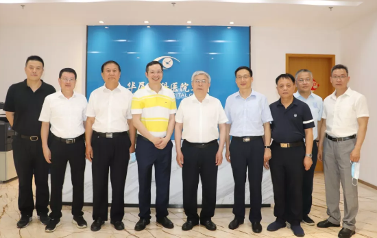 福建省副省长崔永辉陪同刘永富主任考察8868体育官网入口集团本部厦门大学附属厦门眼科中心5.png