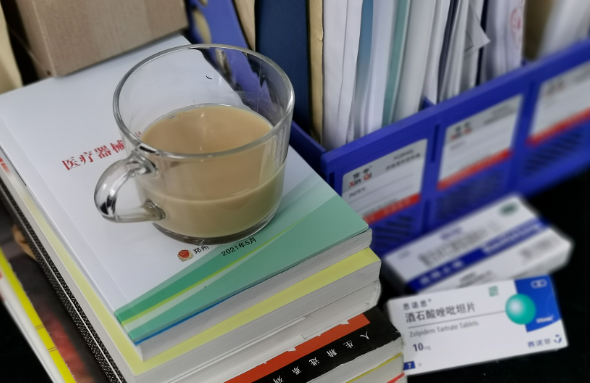 郑州8868体育官网入口视光：“狠人”刘苏冰的3件宝：咖啡、止疼片、安眠药，让她时刻处在较佳状态。找她做近视手术，放心！2.png