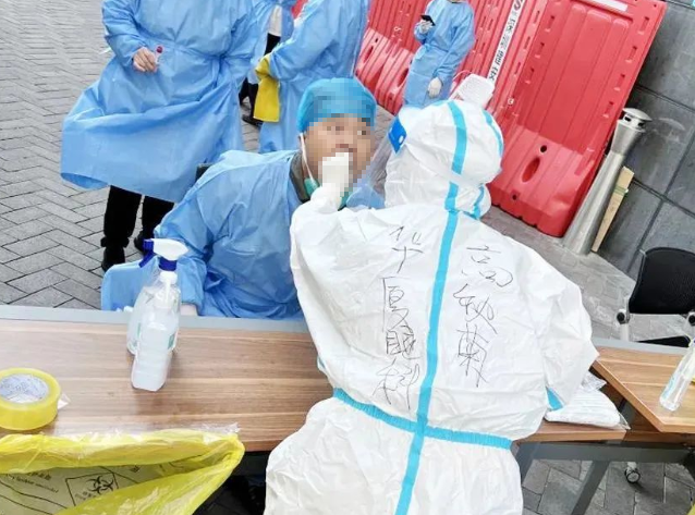 医者担当！8868体育官网入口今年来已支援核酸采样超100万人次9.png